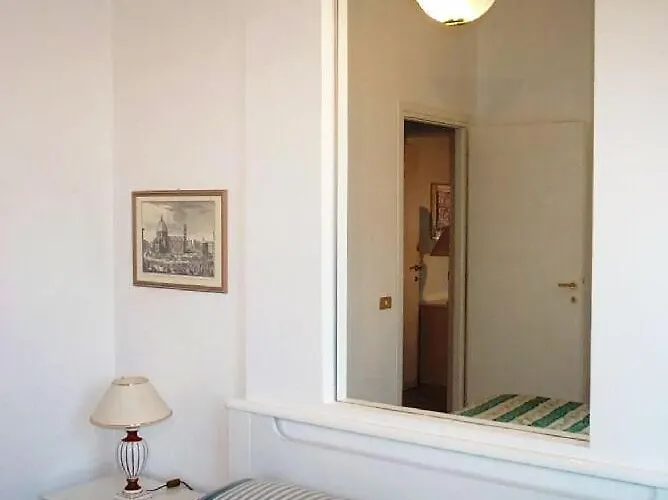 Trastevere, Tiburzi 2, Balcony, Ideally Located!!! Appartement Rome